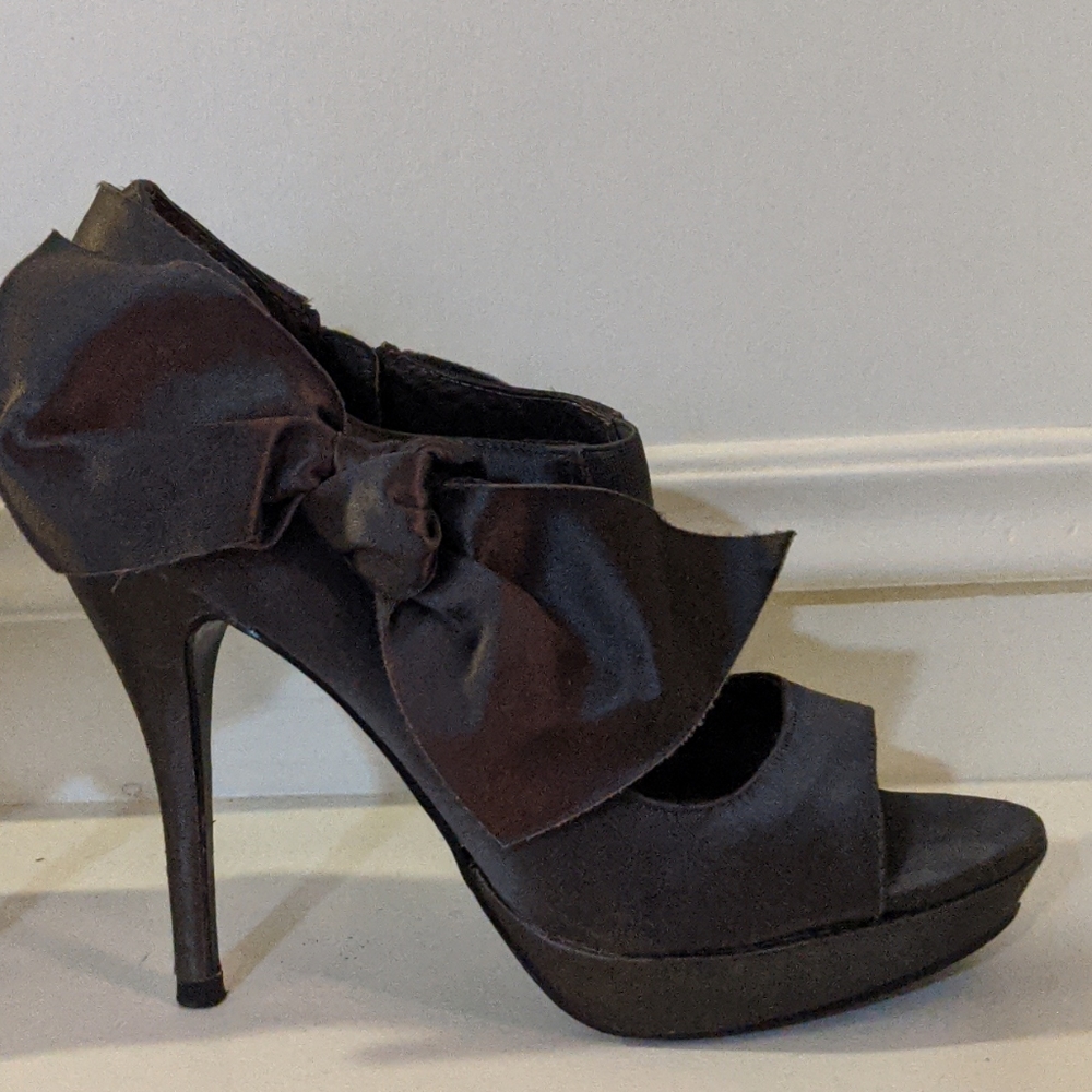 8.5 Steve Madden Luxe Bow Accent Heels